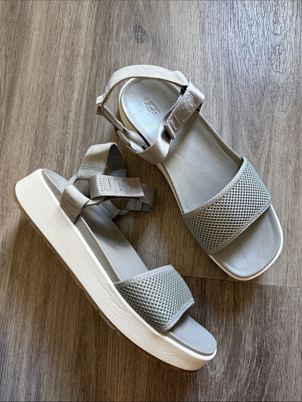 UGG Women's Aissa Silver Mesh Strap Sandals Breathable Comfort Platform Size 9.5